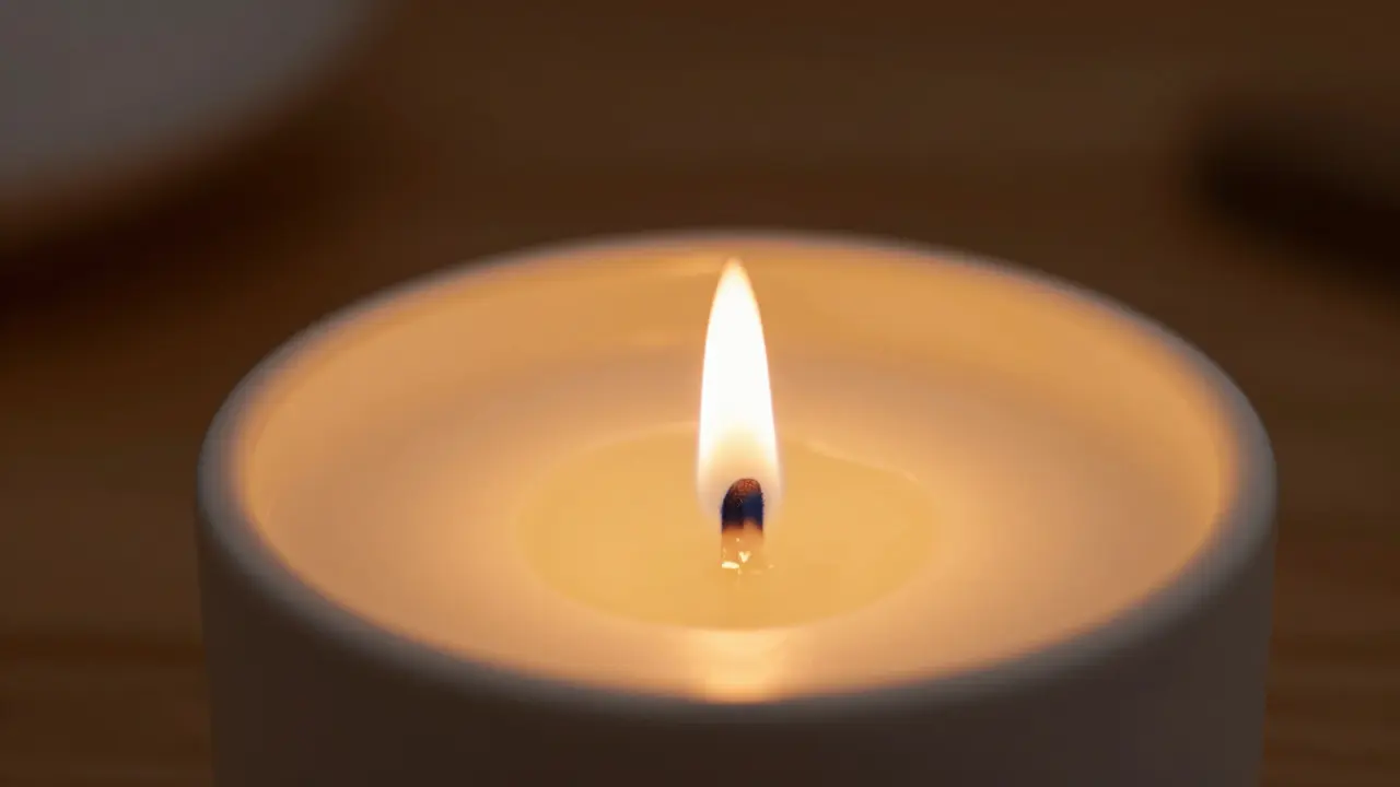 Jak dlouho nechat svíčku dnem vzhůru - správný čas pro rovnoměrné spalování