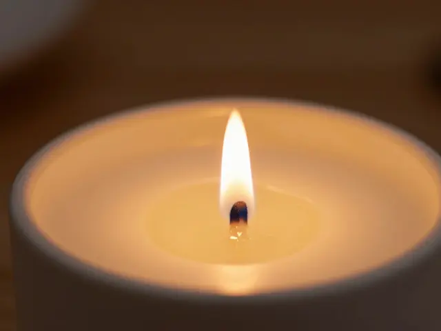 Jak dlouho nechat svíčku dnem vzhůru - správný čas pro rovnoměrné spalování