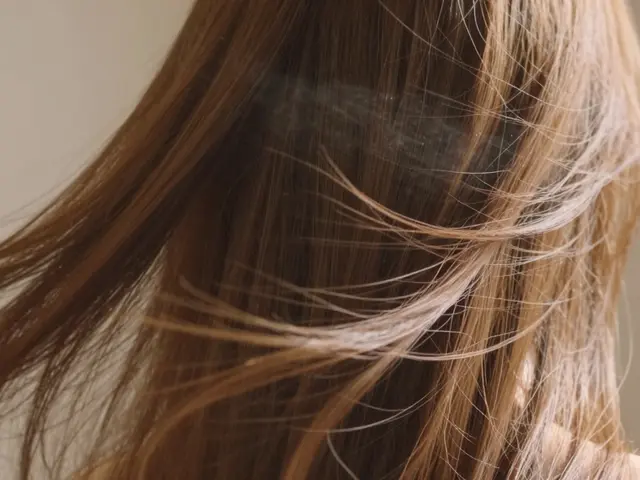 Překvapte své smysly: 5 důvodů, proč by měl být parfém na vlasy vaším novým must-have!