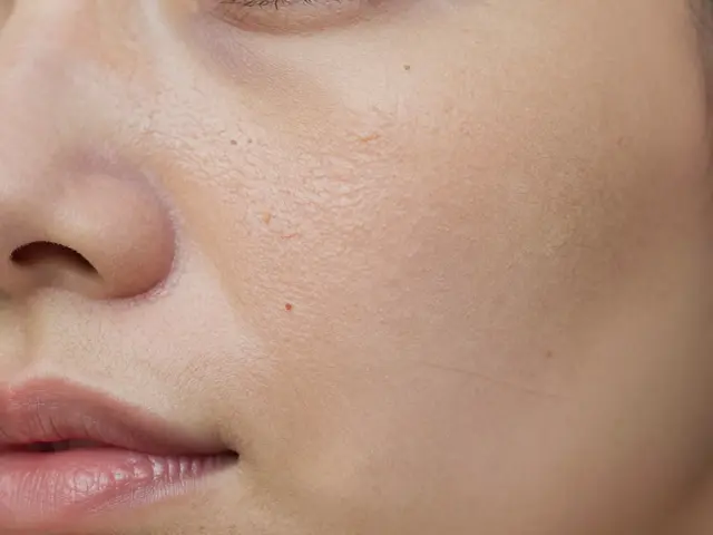 Jaký olej na suchou pleť? Průvodce výběrem pro hydrataci a zářivost